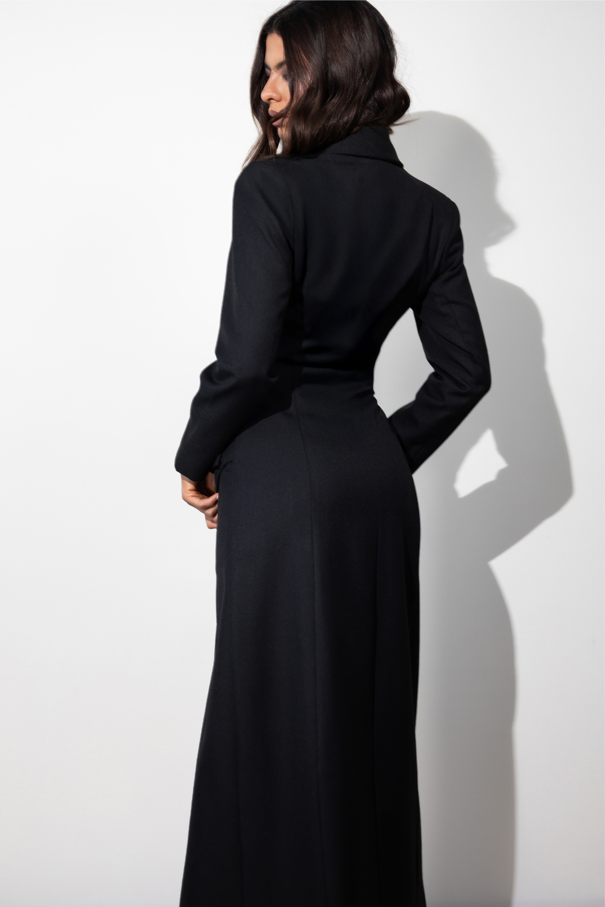 Abrigo Xuna negro costado, con cintura entallada y doble botonadura (Negro)