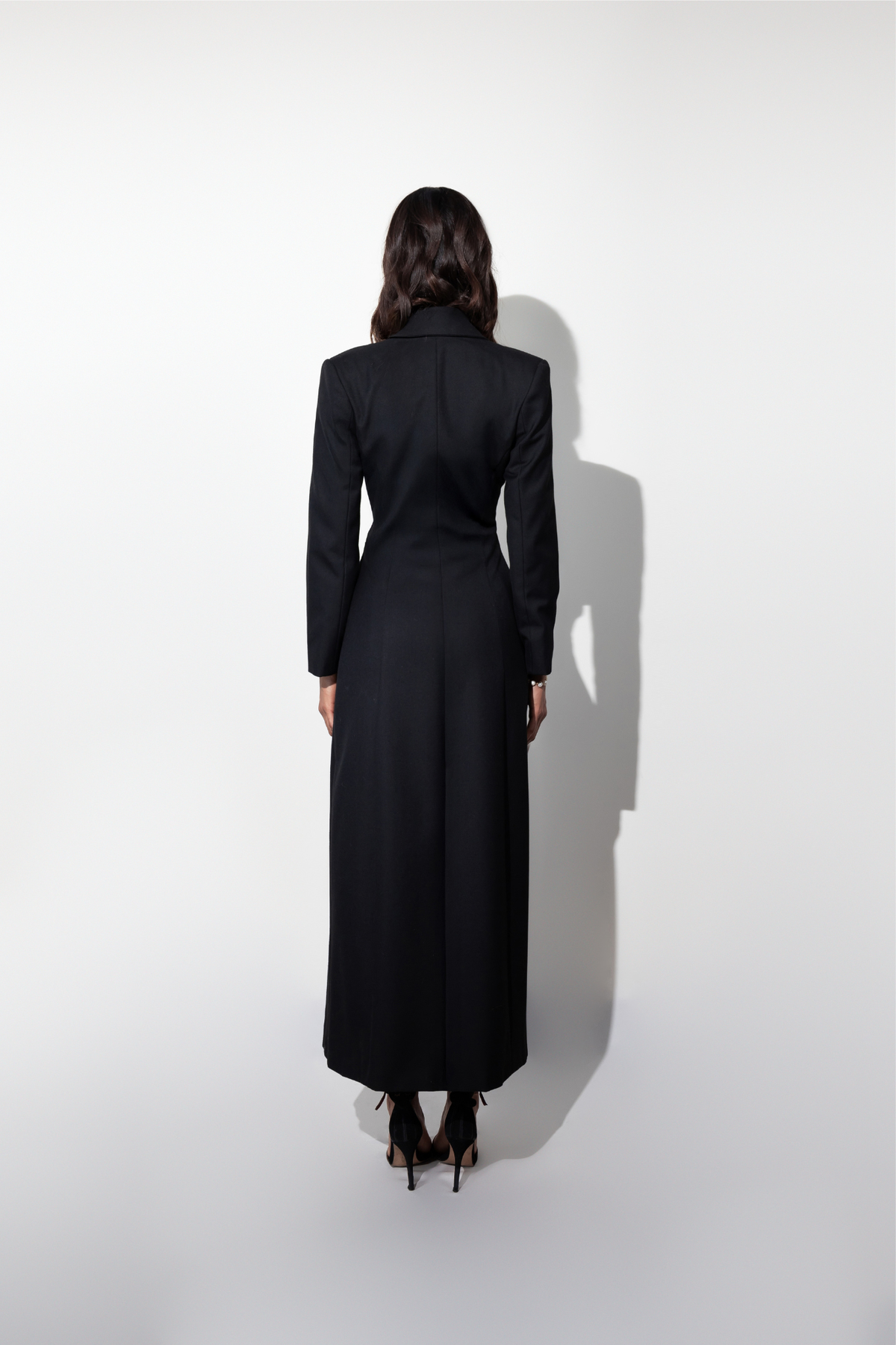 Abrigo Xuna negro  detrás, con cintura entallada y doble botonadura (Negro)